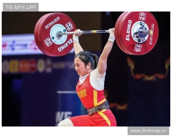 廖秋云训练完顺手拎走两袋蛋白粉，这自律程度谁顶得住啊